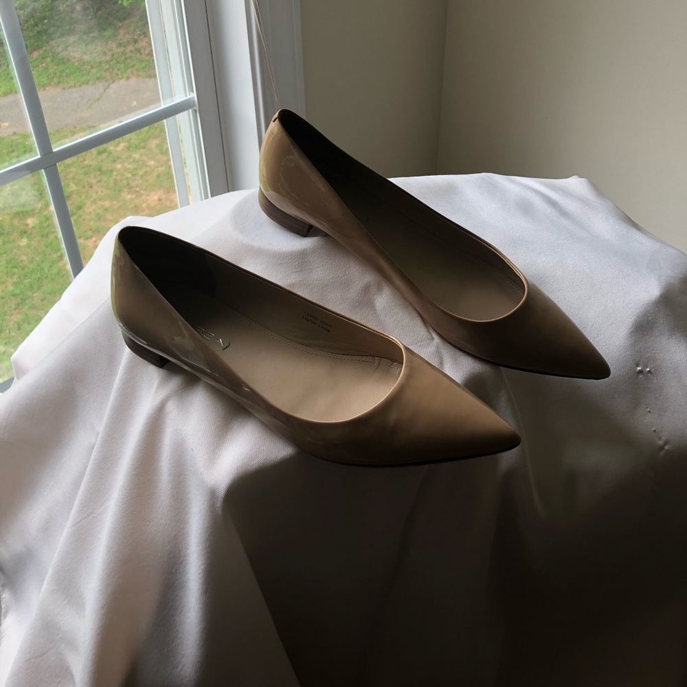 Via Spiga Flat patent leather tan shoes